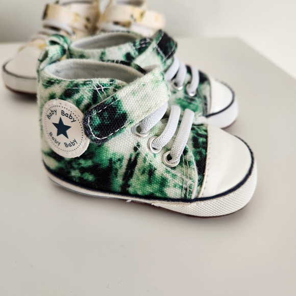 Two pairs of Gap Crib shoes - Picture 3 of 4